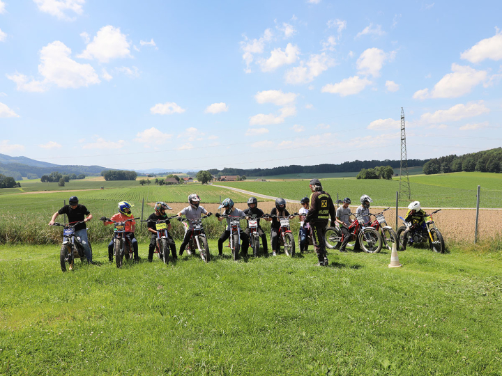 Trialgarten manager Hartwig Kamarad and WINTERSTEIGER AG apprentices at the training session