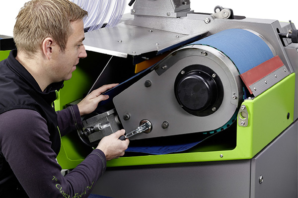 Omega B Flexible Bandschleifmaschine für Ski und Snowboards.